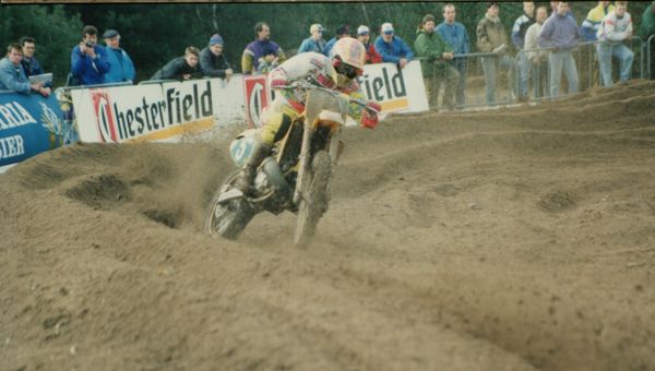 Hollanti Mill 1991 GP-250 Dave Strijbos antaa hanaa